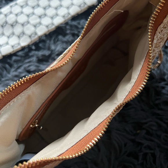 NEW BEBE WHITE/CREAM STRAW BOHO CHIC BAG W/ REMOVABLE WRISTLET POUCH BRAND NEW - Picture 4 of 4